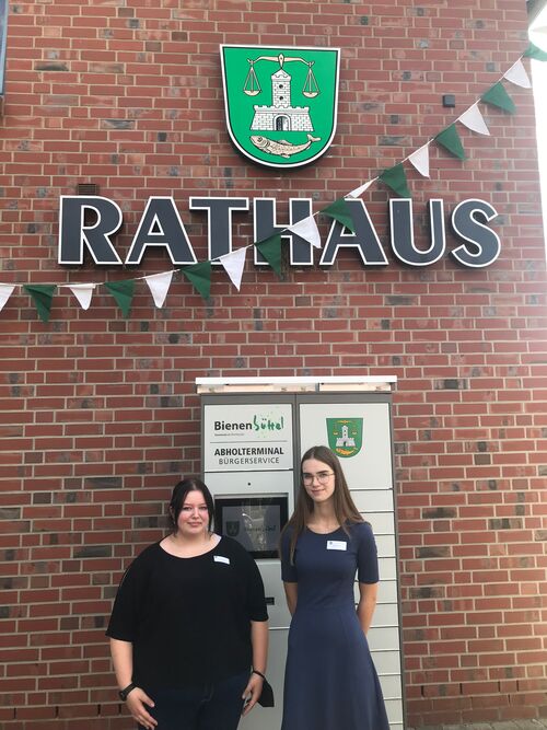 Pia Preussner (l.) ist die neue Auszubildende im Rathaus. Lena Czeczor macht ein Jahrespraktikum in der Verwaltung. Foto: Gemeinde Bienenbüttel