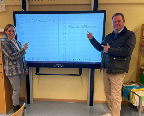 Schulleiterin Silke Beckmann und Bürgermeister Dr. Merlin Franke überzeugten sich selbst von den ActivPanel. Foto: privat