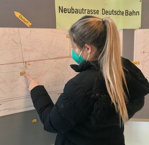 Seit November 2022 können sich alle interessierten Bürger zu den Öffnungszeiten des Rathauses dort die Neubautrassen-Pläne der Bahn ansehen. Archivfoto: Gemeinde