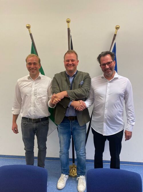 Bürgermeister Dr. Merlin Franke (Mitte) begrüßt Martin Meyer (l.) bei einer Ratssitzung als neuen Ortsvorsteher von Bargdorf und bedankt sich bei dessen Vorgänger Christopher Tieding für sein Engagement. Foto: Gemeinde Bienenbüttel