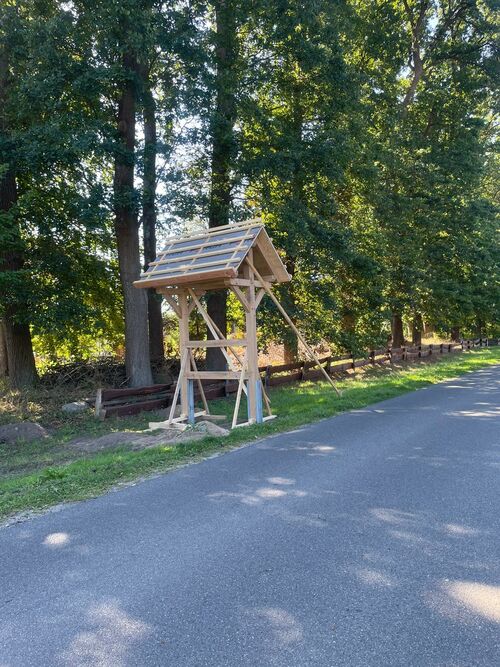 An den Bienenbütteler Ortseingängen wurden bereits die Holzgestelle aufgebaut. Foto: Gemeinde Bienenbüttel