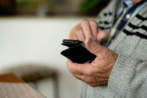 Mit WhatsApp- oder SMS-Nachrichten, die angeblich von in Not geratenen Angehörigen stammen, versuchen Betrüger aktuell Geld zu ergaunern. Foto: Pixabay/congerdesign