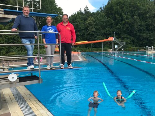 Scheuen keinen Aufwand, wenn es um die Schwimmfertigkeit der Grundschüler geht (auf dem Sprungbrett v. l.): Bürgermeister Dr. Merlin Franke, Schulleiterin Silke Beckmann und Schwimmmeister Holger Ratajczak. Foto: Gemeinde Bienenbüttel