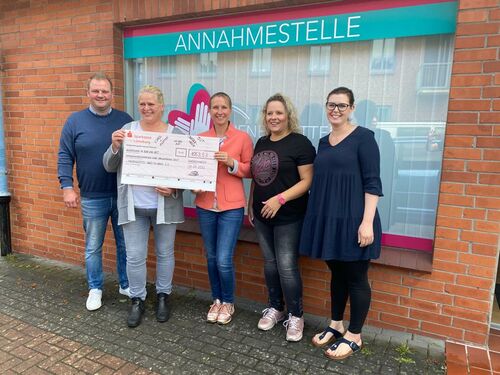 Fröhliche Gesichter bei der Spendenübergabe (v.l.): Dr. Merlin Franke, Nadine Kröger, Simone Schubert-Jaworski, Pamela Scheler und Aline Salinski. Foto: Gemeinde Bienenbüttel