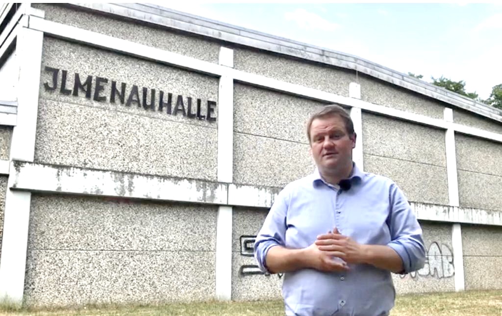 Dr. Merlin Franke vor der Ilmenauhalle