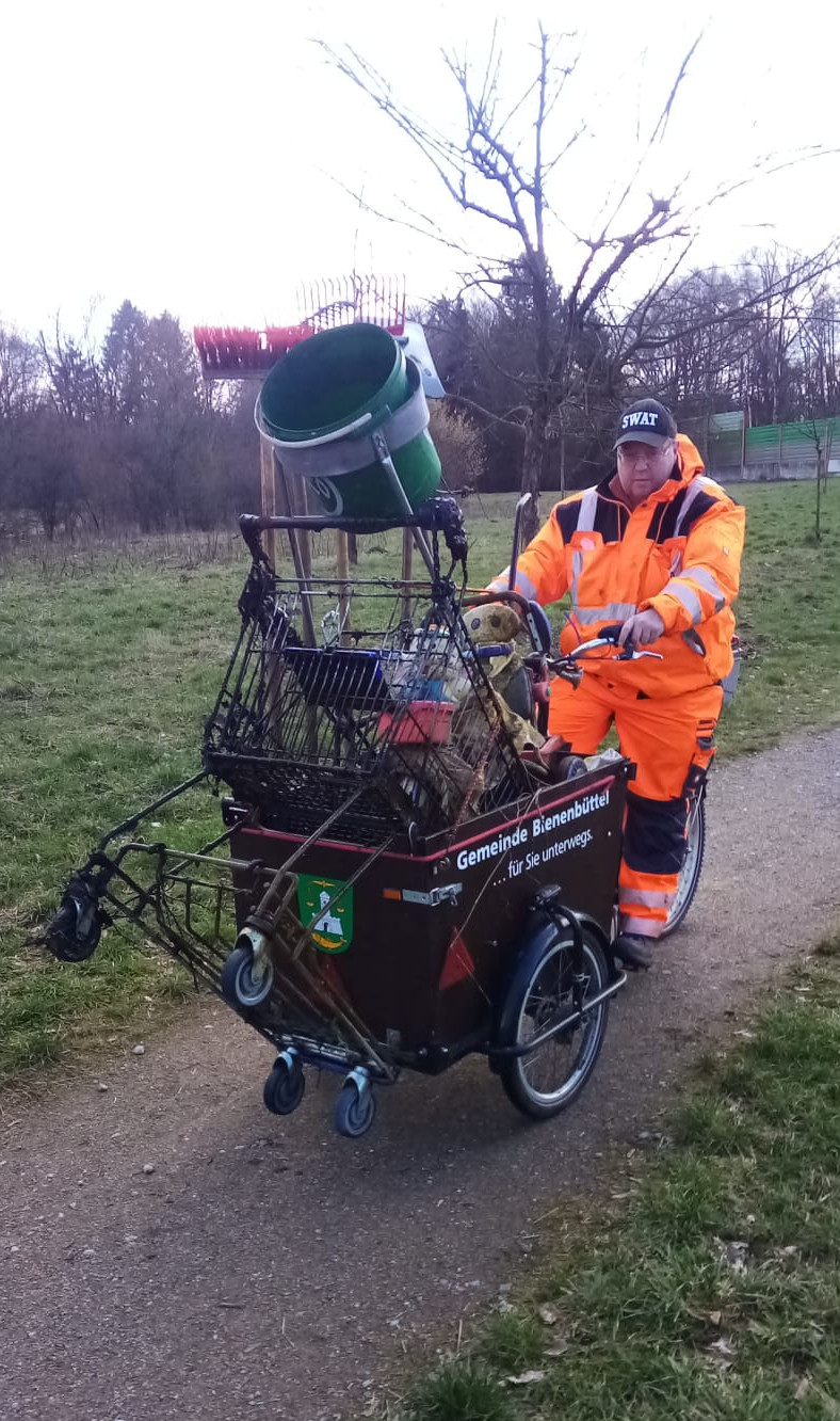Erny Vischer auf seinem Lastenfahrrad