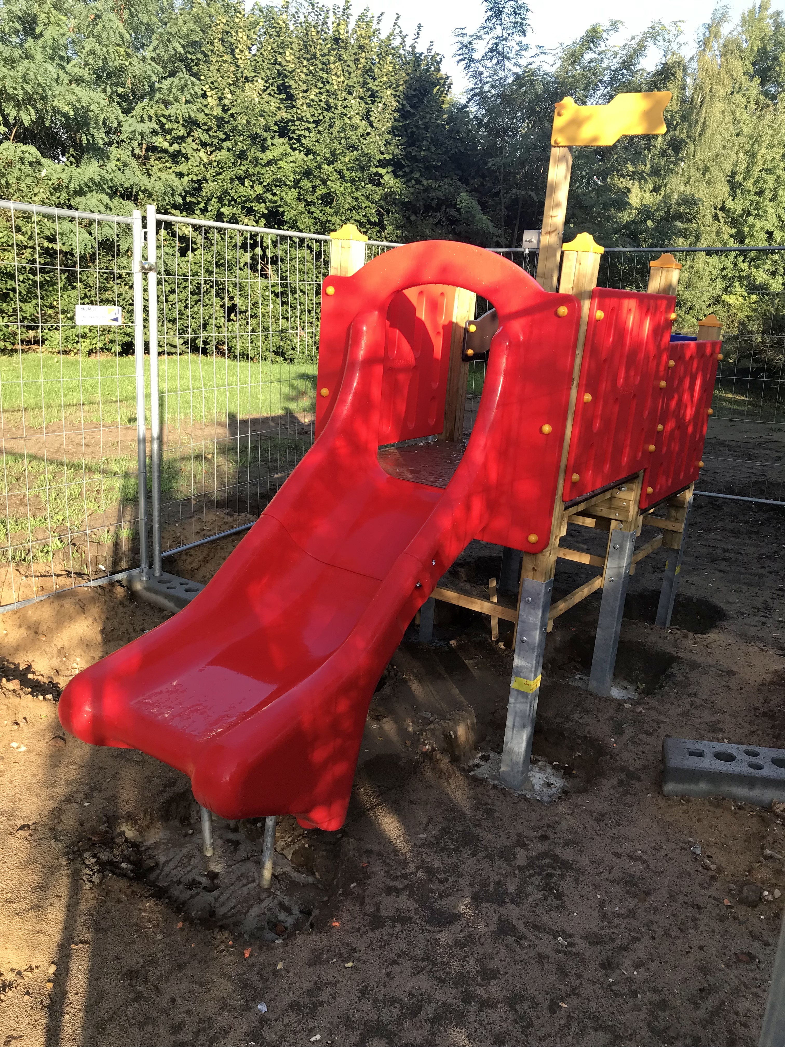 Die neue Rutsche ist bereits aufgebaut, aber noch von einem Bauzaun umgeben. Foto: Gemeinde Bienenbüttel