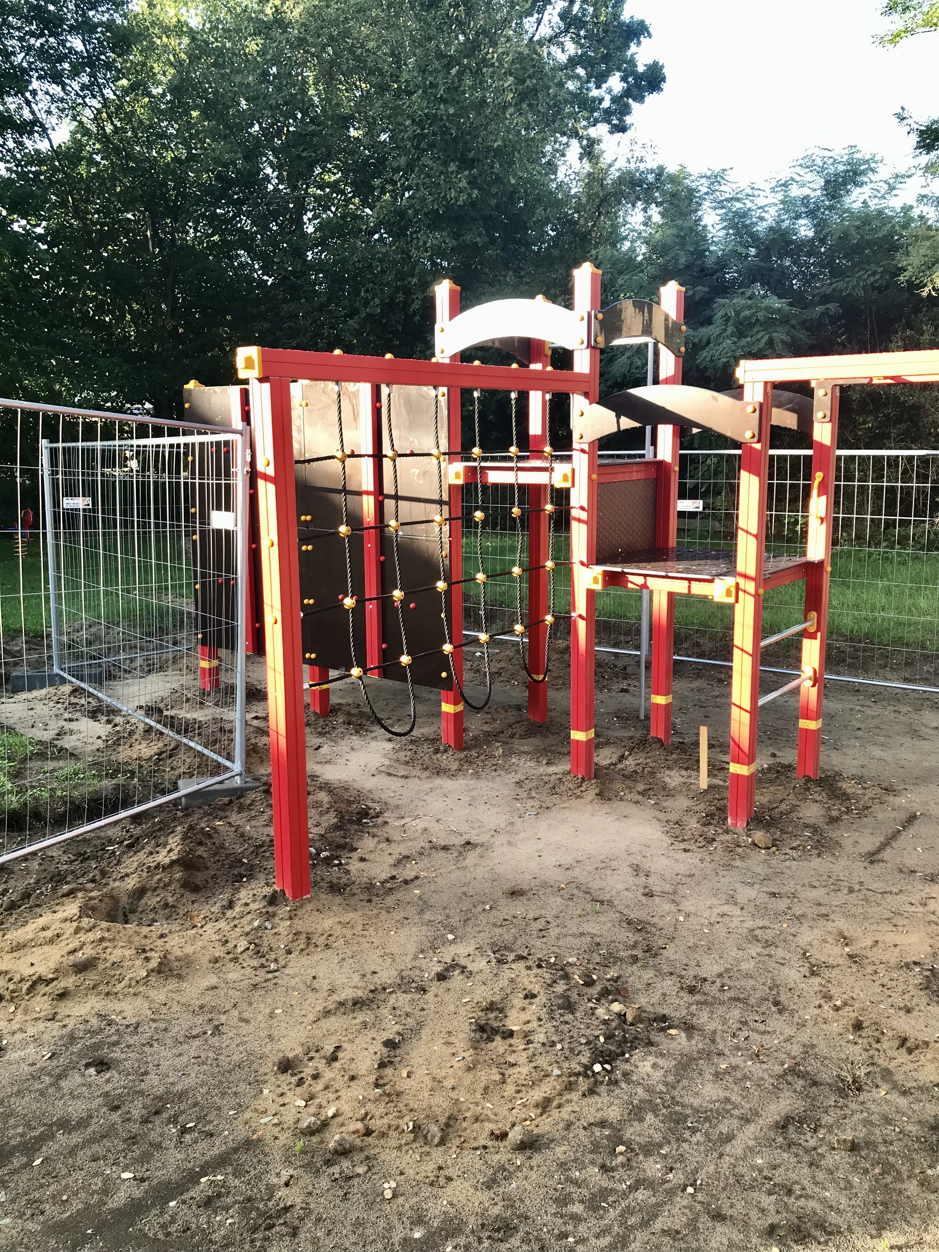 Auch beim neuen Klettergerüst muss der Beton erst ausgehärtet sein, bevor Sand aufgefüllt werden kann. Foto: Gemeinde Bienenbüttel