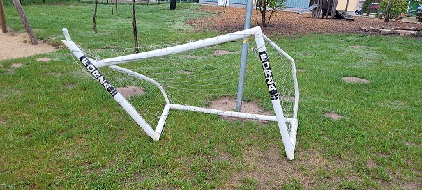 Völlig zerstörtes Fußballtor