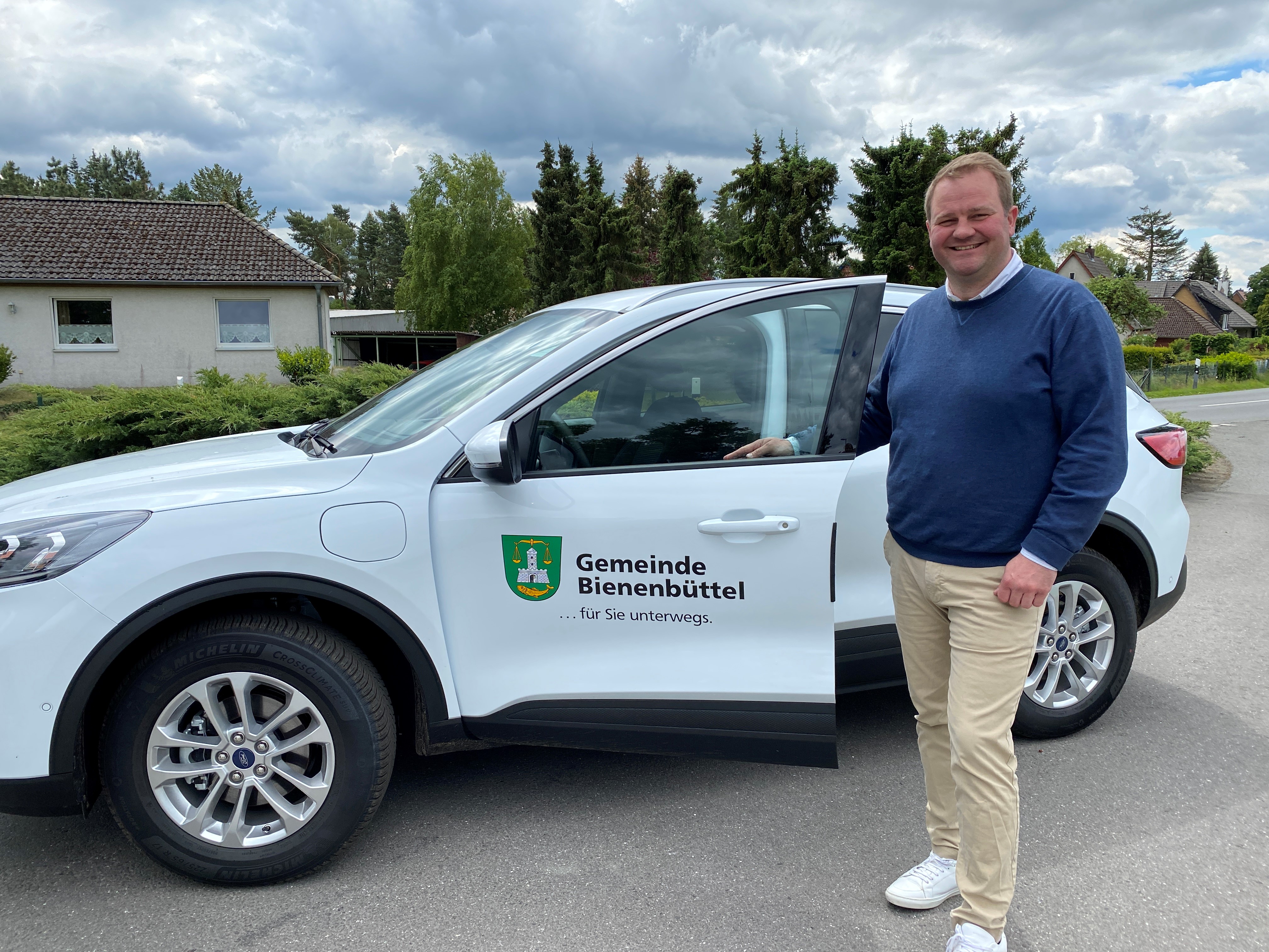 Das Hybridfahrzeug steht allen Mitarbeitern zur Verfügung. Auch Bürgermeister Dr. Merlin Franke fährt gern damit.